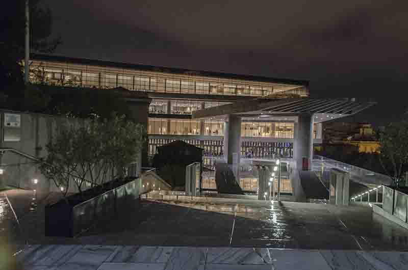 51 - Grecia - Atenas - museo de la Acropolis - imagen nocturna